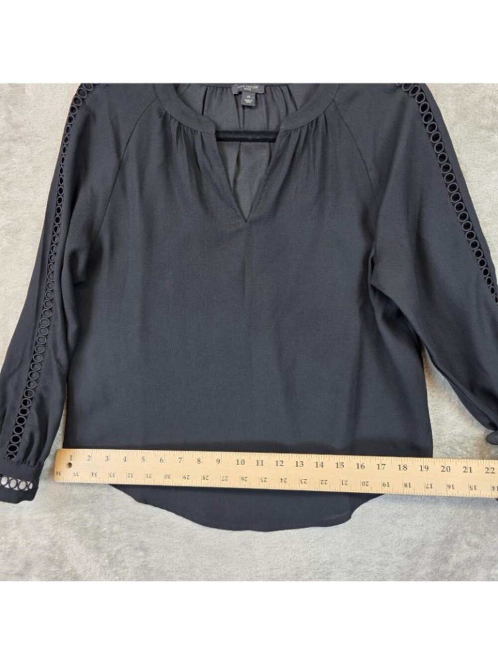 Ann Taylor Blouse Womens XS Petite Black V Neck Long Raglan Sleeve Crochet Trim - Picture 9 of 9